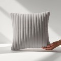 POSZEWKA DEKORACYJNA TŁOCZONA PASY NA PODUSZKĘ 45X45 CM PLUSZOWA SZARA  - 27457